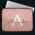 Rosa-Glitzer und Sparklogramm Laptopschutzhülle<br><div class="desc">Rosa Rose Gold Imitate Glitzer und sparkle Elegant Monogram Case. Dieser Fall kann so angepasst werden,  dass er Ihren Anfangs- und Vornamen enthält.</div>
