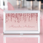 Rosa-Glitzer und Sparklogramm Visitenkarten Dose<br><div class="desc">Rosa Rose Gold Imitate Dripping Glitzer und Sparkle Elegant Girly Business Card Holder. Dieser Visitenkartenhalter kann so angepasst werden,  dass er Ihren Vor- und Nachnamen einbezieht.</div>