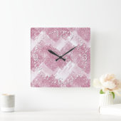 Rosa Glitzern auf Weiß. Quadratische Wanduhr (Zuhause)