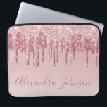 Rosa-Gold-Glitter-Monogramm Laptopschutzhülle<br><div class="desc">Blush Pink - Rose Gold Imitat Dripping Glitzer und sparkle elegante Monogram Girly Niedlich Laptop Computer Case oder Sleeve. Dieser Fall kann so angepasst werden,  dass er den Namen Ihres Signaturskripts enthält.</div>