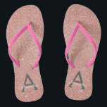 Rosa-Gold-Glitzer und Sparklogramm Badesandalen<br><div class="desc">Rosa Rose Gold und Holzkohle Grau (grau) Imitat Glitzer und Sparkle Girly Beach Hochzeitskippen Flops. Diese Girly Pink Rose Gold Flip Flops können auf Ihren Vor- und Erstnamen angepasst werden und sind ein perfektes Brautparty,  Junggeselinnen-Abschied oder Geburtstagsparty am Strand.</div>