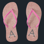 Rosa-Gold-Glitzer und Sparklogramm Badesandalen<br><div class="desc">Rosa Rose Gold und Holzkohle Grau (grau) Imitat Glitzer und Sparkle Girly Beach Hochzeitskippen Flops. Diese Girly Pink Rose Gold Flip Flops können auf Ihren Vor- und Erstnamen angepasst werden und sind ein perfektes Brautparty,  Junggeselinnen-Abschied oder Geburtstagsparty am Strand.</div>