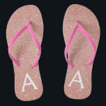 Rosa-Gold-Glitzer und Sparklogramm Badesandalen<br><div class="desc">Rosa Rose Gold Imitate Glitzer und Sparkle Girly Beach Hochzeitspaare Flip Flops. Diese Girly Pink Rose Gold Flip Flops können auf Ihren Vor- und Erstnamen angepasst werden und sind ein perfektes Brautparty,  Junggeselinnen-Abschied oder Geburtstagsparty am Strand.</div>