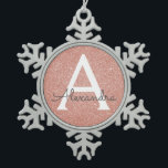 Rosa-Gold-Glitzer und Sparklogramm Schneeflocken Zinn-Ornament<br><div class="desc">Rosa Rose Gold Imitate Glitzer und sparkle Elegant Monogram Weihnachtsschmuck. Dieses Ornament kann so angepasst werden,  dass es Ihren Anfangs- und Vornamen enthält.</div>