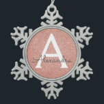 Rosa-Gold-Glitzer und Sparklogramm Schneeflocken Zinn-Ornament<br><div class="desc">Rosa Rose Gold Imitate Glitzer und sparkle Elegant Monogram Weihnachtsschmuck. Dieses Ornament kann so angepasst werden,  dass es Ihren Anfangs- und Vornamen enthält.</div>