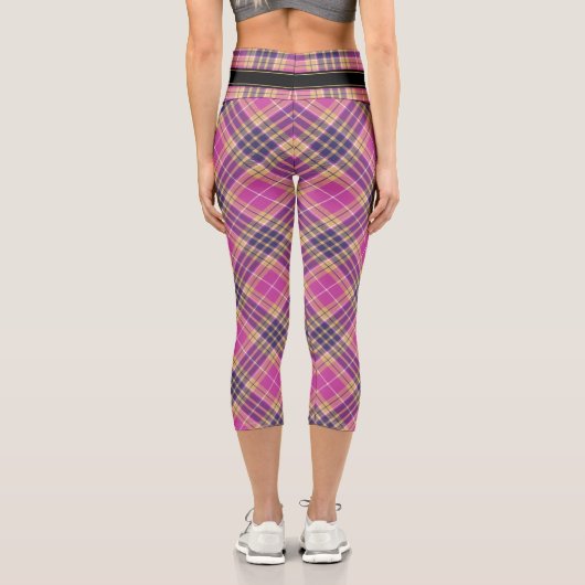 Rosa, Gold und Blauer Tartan Capri Leggings (Rückseite)