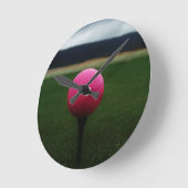 Rosa Golfball auf einem GebirgsGolfplatz Runde Wanduhr (Winkel)