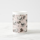 Rosa Gothic Skulls und Rose Halloween Porzellantasse (Vorderseite)