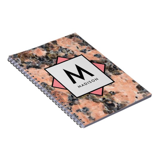 Rosa Granitgestein mit Ihrem Namen und Monogramm a Notizblock (Rechte Seite)