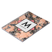 Rosa Granitgestein mit Ihrem Namen und Monogramm a Notizblock (Linke Seite)