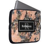 Rosa Granitgestein Textur mit Name und Monogramm Laptopschutzhülle (Vorne Rechts)