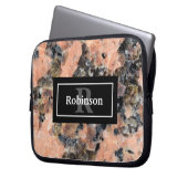 Rosa Granitgestein Textur mit Name und Monogramm Laptopschutzhülle (Vorderseite Links)
