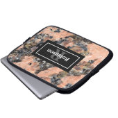 Rosa Granitgestein Textur mit Name und Monogramm Laptopschutzhülle (Vorne Knopf)