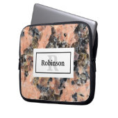Rosa Granitgestein Textur mit Name und Monogramm Laptopschutzhülle (Vorderseite Links)