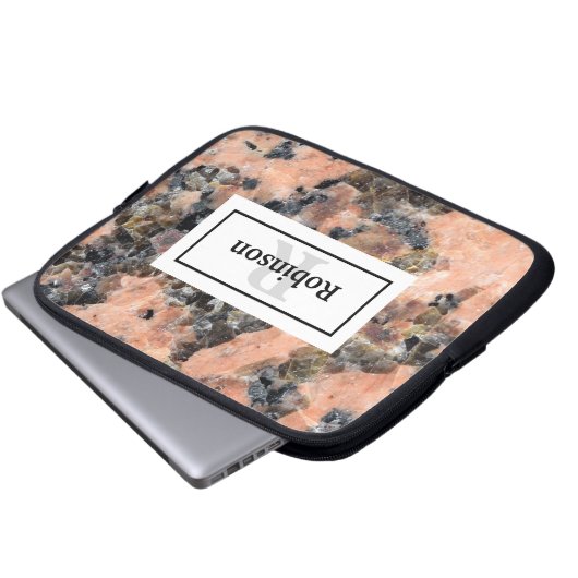 Rosa Granitgestein Textur mit Name und Monogramm Laptopschutzhülle (Vorne Knopf)