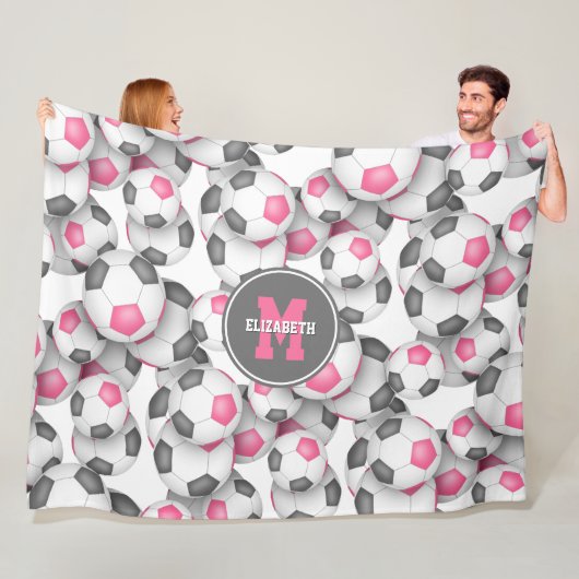 Rosa graue Fußballbälle Muster mit Monogramm Fleecedecke (Beispiel)