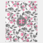 Rosa graue Fußballbälle Muster mit Monogramm Fleecedecke (Vorderseite)