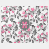 Rosa graue Fußballbälle Muster mit Monogramm Fleecedecke (Vorderseite (Horizontal))