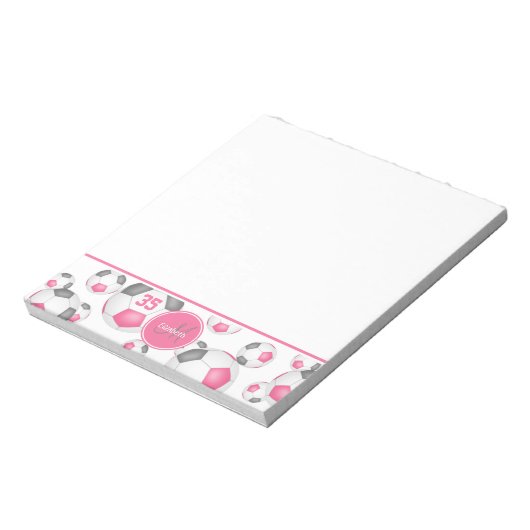 Rosa graue Fußballbälle Sportakzent mit Monogramm Notizblock (Rotiert)