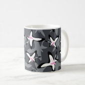 Rosa graue moderne abstrakte Blume Kaffeetasse (VorderseiteRechts)