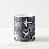 Rosa graue moderne abstrakte Blume Kaffeetasse (Mittel)