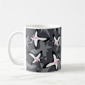 Rosa graue moderne abstrakte Blume Kaffeetasse (Links)