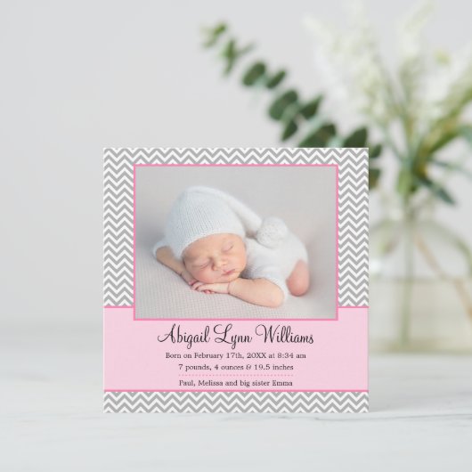 Rosa Graue Zickzack Girl Foto Geburtsankündigung Ankündigung (Stehend Vorderseite)