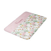 Rosa grüne Aquarell-Wildblumen-Monogramm Badematte (Schrägansicht)