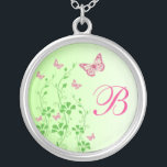 Rosa grüne Schmetterlingsflora-Monogramm-Kette Versilberte Kette<br><div class="desc">Diese mit Monogramm, frühlingshafte, rosafarbene Blumenhalskette hat rosa und grüne SIMULATED Glitzer Schmetterlinge und blühende Weinreben darauf, zusammen mit einem Vorlagenkasten, um mit Ihrem Monogramm zu personalisieren. Es passt zu der unten abgebildeten Hochzeitseinladung und würde ein hübsches Geschenk der Brautjungfrau, ein Geschenk der Trauzeugin und ein Geschenk der Blume machen....</div>