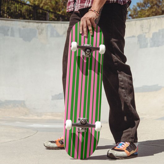 Rosa grüne stilvolle Streifenmuster-Design  Skateboard