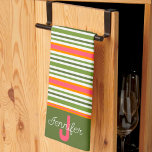 Rosa grüner moderner Streifen Stilvoller Anfangsna Geschirrtuch<br><div class="desc">Chic Stripe Modern StylishPink Green Kitchen Handtuch mit Monogram Initial und Nachname. Diese einzigartigen Küchentücher sind ein Geschenk für Geburtstag, Ruhestand, Jubiläum, Party, Hochzeitsgeschenk, usw... ... ... ... ... ... ... ... ... ... ... ... ... ... ... ... ... ... ... . Pair es mit einer Flasche Wein und...</div>