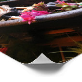 Rosa Haarbüppe in einer rosa Badewanne in der Wüst Poster (Ecke)