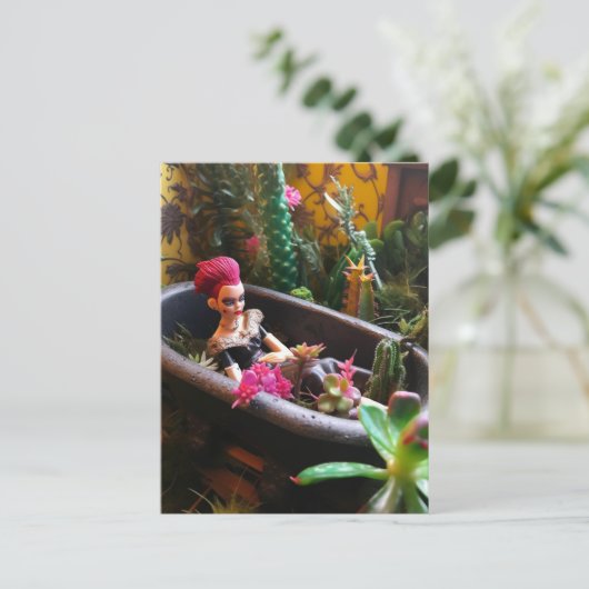 Rosa Haarbüppe in einer rosa Badewanne in der Wüst Postkarte (Stehend Vorderseite)