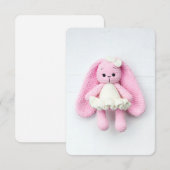 Rosa Häkelhase – Weiche Handmade-Ästhetik Begleitkarte (Vorne/Hinten)