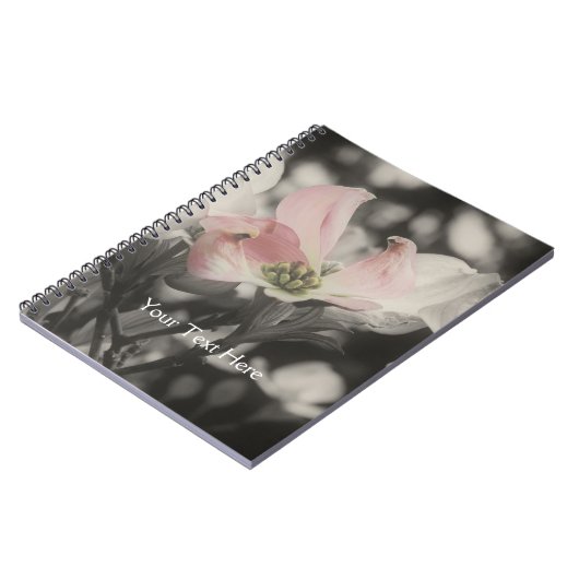 Rosa Hartriegel-Blume im Schwarzweiss-Notizbuch Notizblock (Linke Seite)