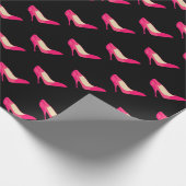 Rosa Heels auf schwarzem Verpackungspapier Geschenkpapier (Ecke)