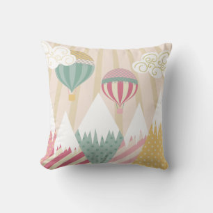 Rosa Heißluftballon und Bergwelt Kissen