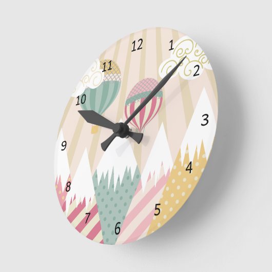 Rosa Heißluftballon und Bergwelt Runde Wanduhr (Winkel)