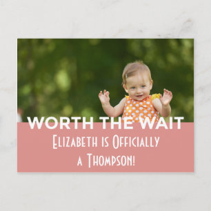 Rosa helle moderne Streifen-Adoptions-Mitteilungen Ankündigungspostkarte