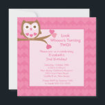 Rosa Herz-Eulen-Kindergeburtstag-Einladung Einladung<br><div class="desc">Gründen Sie Ihr Party weg vom Recht mit unserer niedlicher Geburtstag Einladung, die eine entzückende kleine rosa Herzeule kennzeichnet, die auf einer Baumniederlassung mit einem niedlichen Sprichwort… Blick sitzt whoos, der 2 dreht! Personifizieren Sie einfach mit Ihren Informationen und Sie sind alles Set, zum zu gehen! Zusammenpassende Einzelteile einschließlich Geburtstagsporto-Briefmarken,...</div>