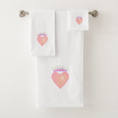 Rosa Herz mit Krone auf weißem Baden Badhandtuch Set (Insitu)