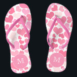 Rosa Herz Monogramm Flip Flops Badesandalen<br><div class="desc">NewParkLane - Bereiten Sie sich mit diesen lustigen, romantischen mit Monogramm Flip Flops auf den Sommer vor, mit einem Herzmuster in verschiedenen Rosatönen, mit einem heißen rosa Rahmen für Ihr Monogramm. Fügen Sie Ihrer Hochzeit in Urlaubsort einen lebendigen & dramatischen Glanz hinzu! Einfache Anpassung in Zazzle mit eigenem Text für...</div>