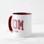 Rosa Herz Mutter Abschlussjahr Varsity-Design Tasse (Vorderseite Links)