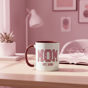 Rosa Herz Mutter Abschlussjahr Varsity-Design Tasse