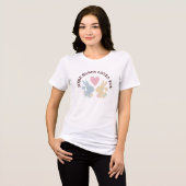 Rosa Herz und farbenfrohe Pastellbäder Bunny Tri-Blend Shirt (Vorderseite voll)