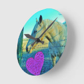 Rosa Herz und gelbes Pferd Runde Wanduhr (Winkel)