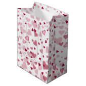 Rosa Herzchen Muster Mittlere Geschenktüte (Vorderseite Schrägansicht)