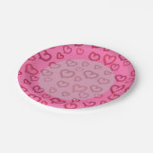 Rosa Herzen auf allen Tellern des Hintergrundfarbp Pappteller (Schrägansicht)