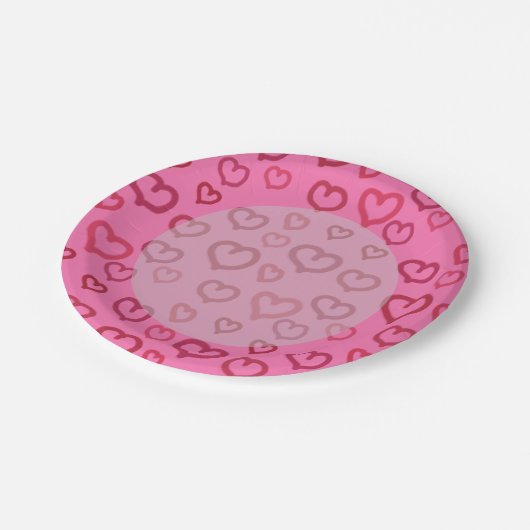Rosa Herzen auf allen Tellern des Hintergrundfarbp Pappteller (Schrägansicht)