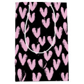 Rosa Herzen auf schwarz Mittlere Geschenktüte (Vorderseite)